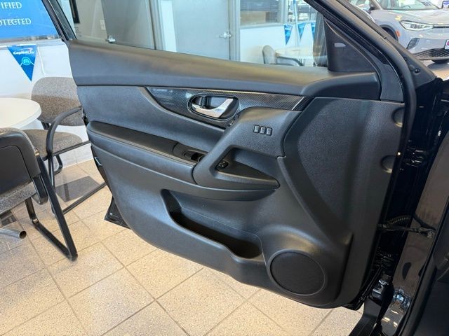 Nissan Rogue Vehicle Full-screen Gallery Image 21