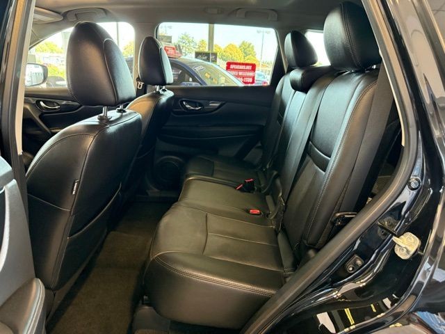 Nissan Rogue Vehicle Full-screen Gallery Image 22