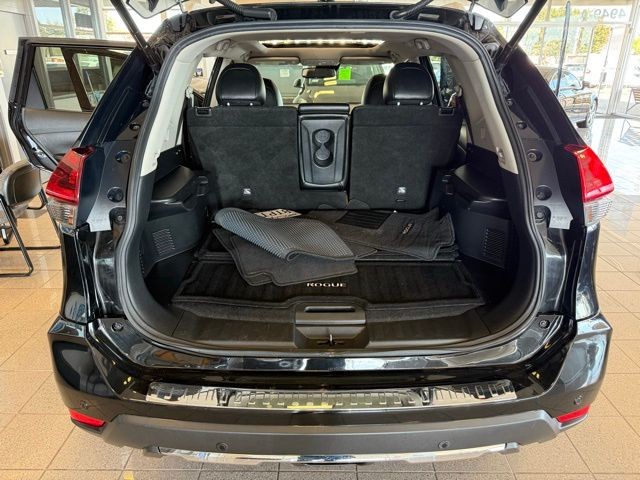 Nissan Rogue Vehicle Full-screen Gallery Image 23