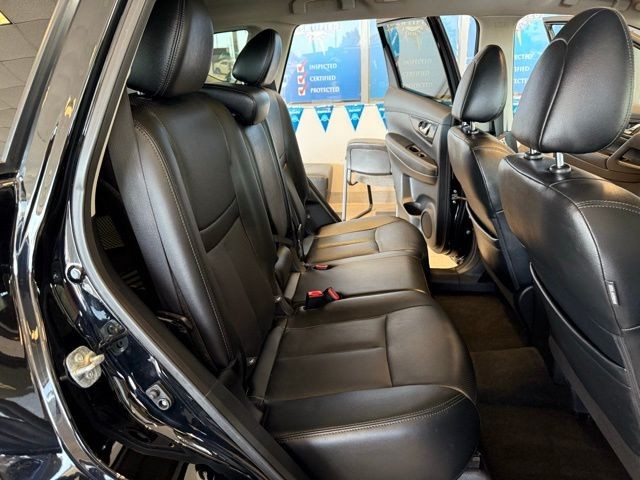 Nissan Rogue Vehicle Full-screen Gallery Image 24