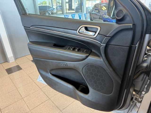 Jeep Grand Cherokee Vehicle Full-screen Gallery Image 20