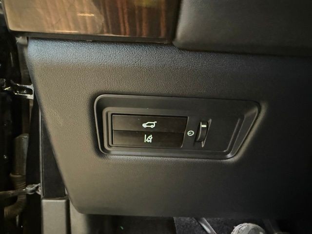 Land Rover Range Rover Vehicle Full-screen Gallery Image 20