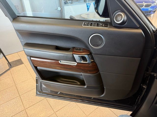Land Rover Range Rover Vehicle Full-screen Gallery Image 22