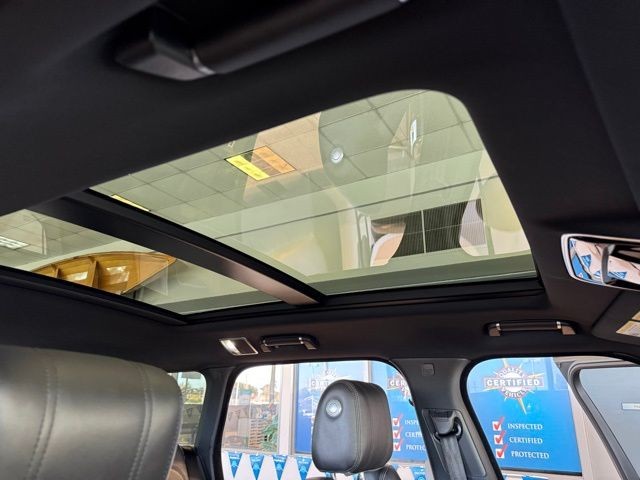 Land Rover Range Rover Vehicle Full-screen Gallery Image 30