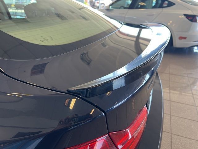 BMW 4 Series Vehicle Full-screen Gallery Image 11