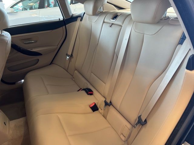 BMW 4 Series Vehicle Full-screen Gallery Image 22
