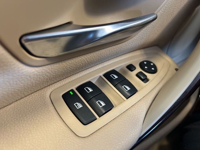 BMW 4 Series Vehicle Full-screen Gallery Image 33