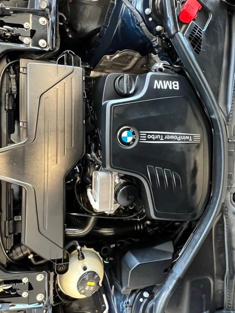 BMW 4 Series Vehicle Full-screen Gallery Image 35