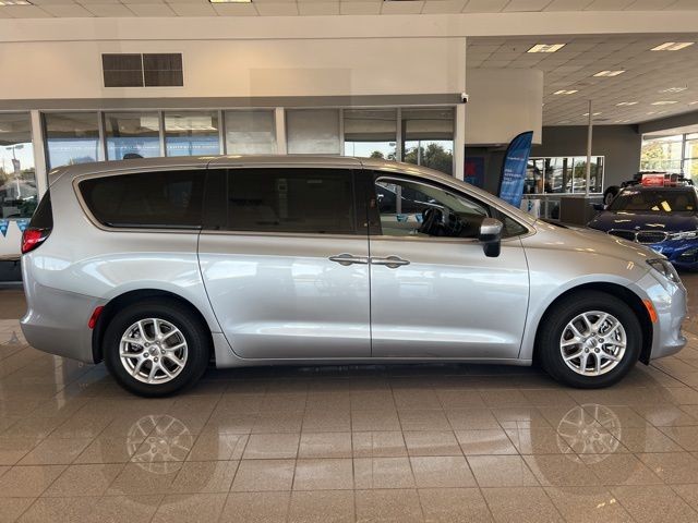 Chrysler Voyager Vehicle Full-screen Gallery Image 03