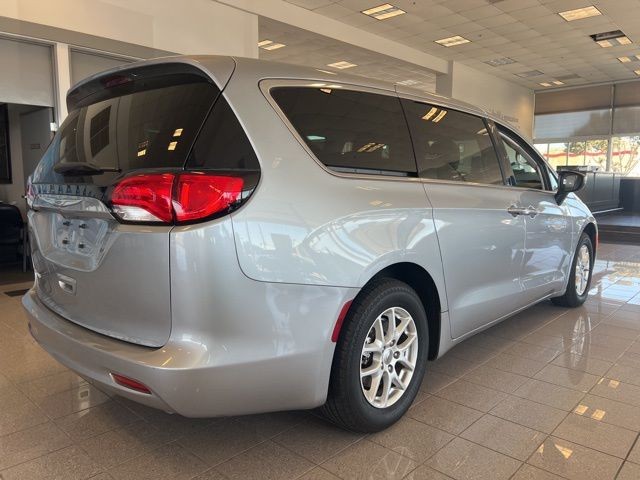 Chrysler Voyager Vehicle Full-screen Gallery Image 04