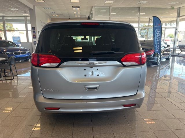 Chrysler Voyager Vehicle Full-screen Gallery Image 07