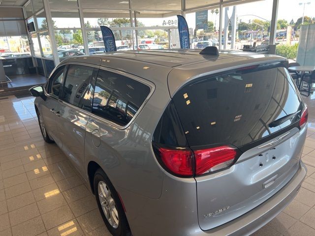 Chrysler Voyager Vehicle Full-screen Gallery Image 09