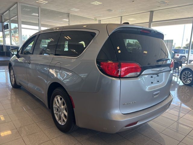 Chrysler Voyager Vehicle Full-screen Gallery Image 10