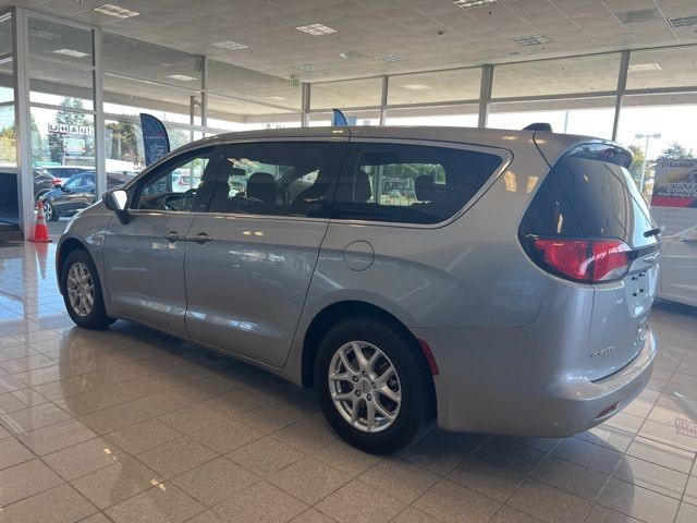 Chrysler Voyager Vehicle Full-screen Gallery Image 11