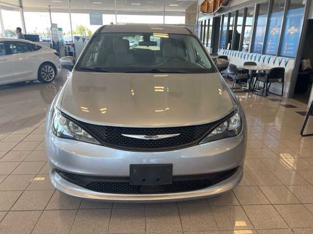 Chrysler Voyager Vehicle Full-screen Gallery Image 16