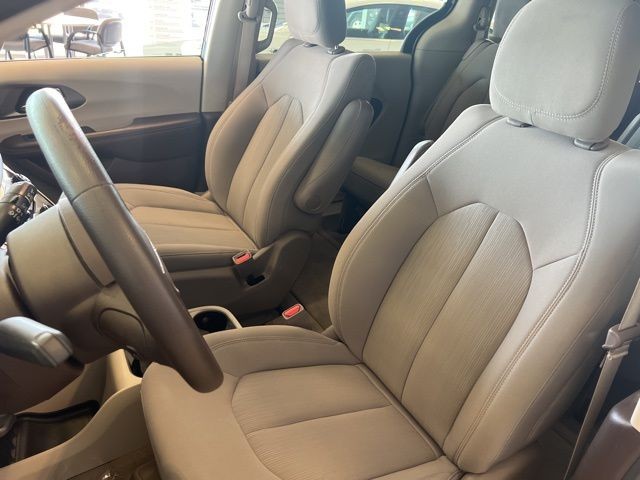 Chrysler Voyager Vehicle Full-screen Gallery Image 17