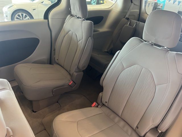 Chrysler Voyager Vehicle Full-screen Gallery Image 18