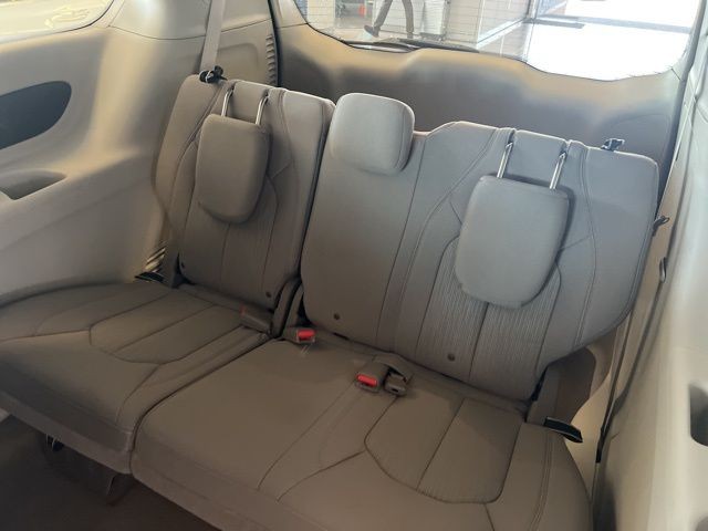 Chrysler Voyager Vehicle Full-screen Gallery Image 19