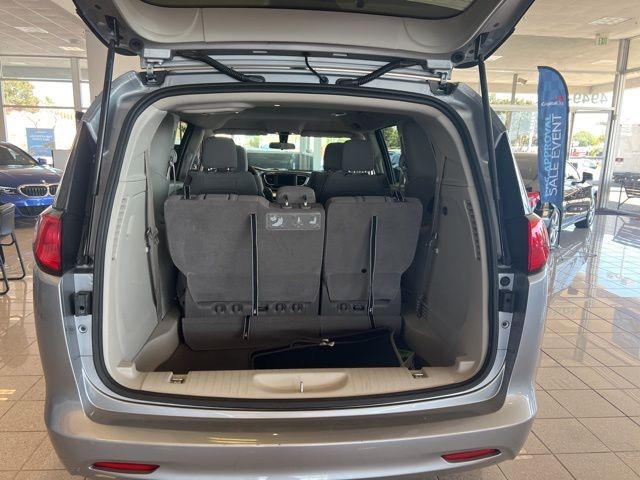 Chrysler Voyager Vehicle Full-screen Gallery Image 20
