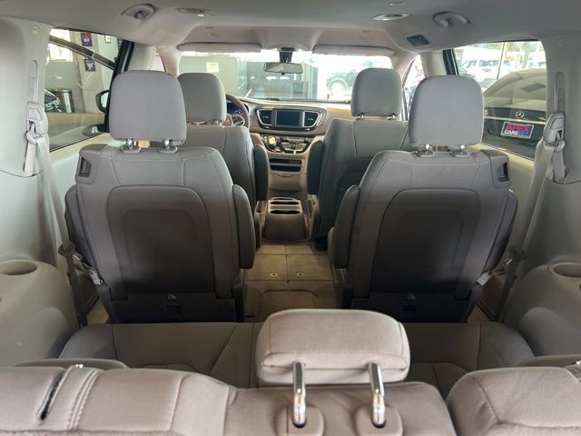 Chrysler Voyager Vehicle Full-screen Gallery Image 21