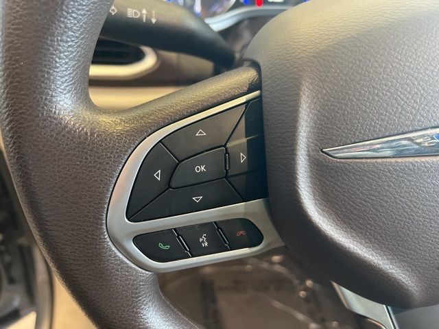 Chrysler Voyager Vehicle Full-screen Gallery Image 23