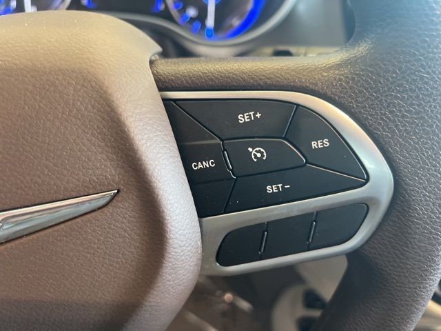 Chrysler Voyager Vehicle Full-screen Gallery Image 24