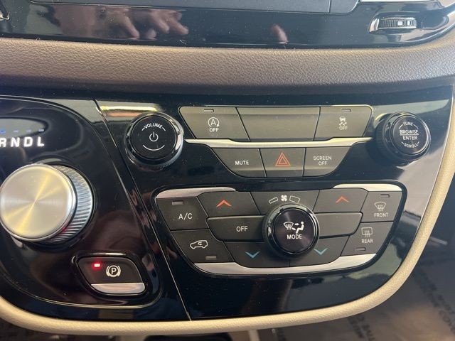 Chrysler Voyager Vehicle Full-screen Gallery Image 28