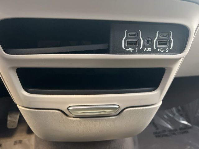 Chrysler Voyager Vehicle Full-screen Gallery Image 29