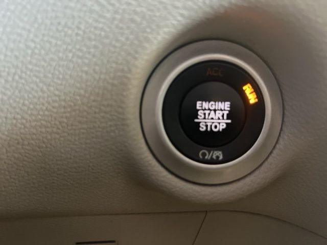 Chrysler Voyager Vehicle Full-screen Gallery Image 30