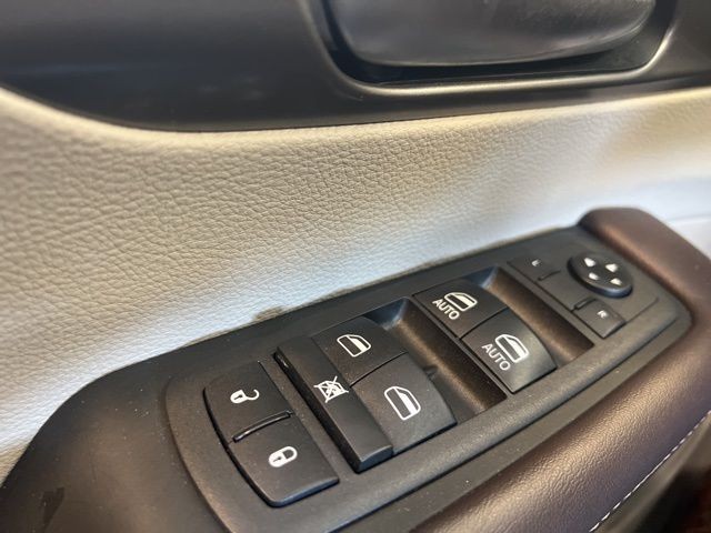 Chrysler Voyager Vehicle Full-screen Gallery Image 31