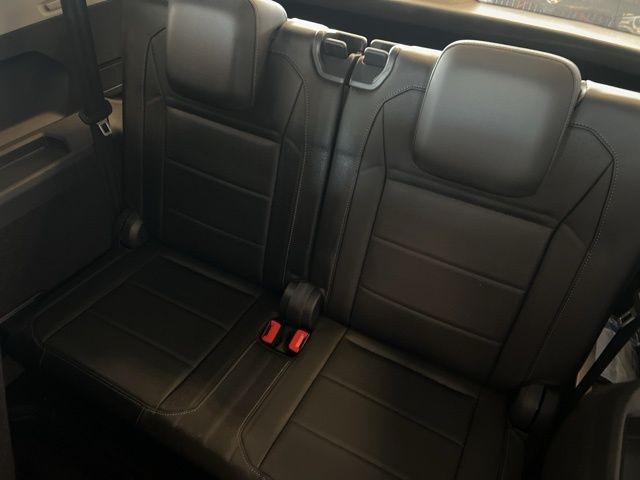 Volkswagen Tiguan Vehicle Full-screen Gallery Image 21