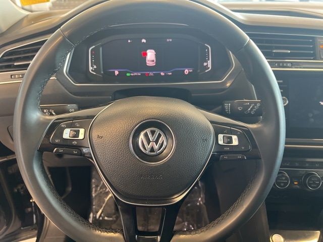 Volkswagen Tiguan Vehicle Full-screen Gallery Image 24