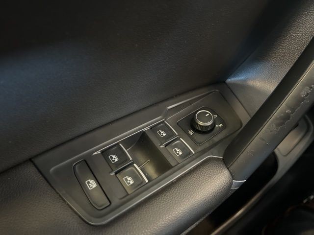 Volkswagen Tiguan Vehicle Full-screen Gallery Image 36