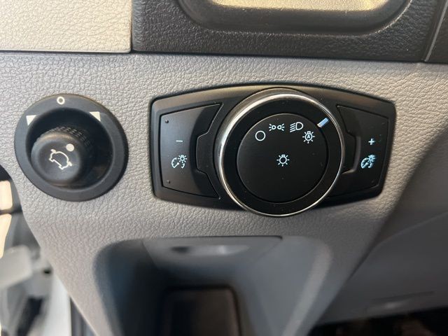 Ford Transit Wagon Vehicle Full-screen Gallery Image 33