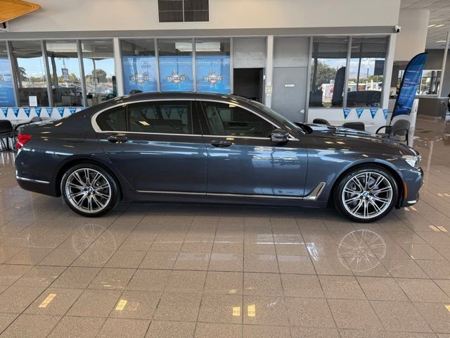 BMW 7 Series Vehicle Full-screen Gallery Image 02