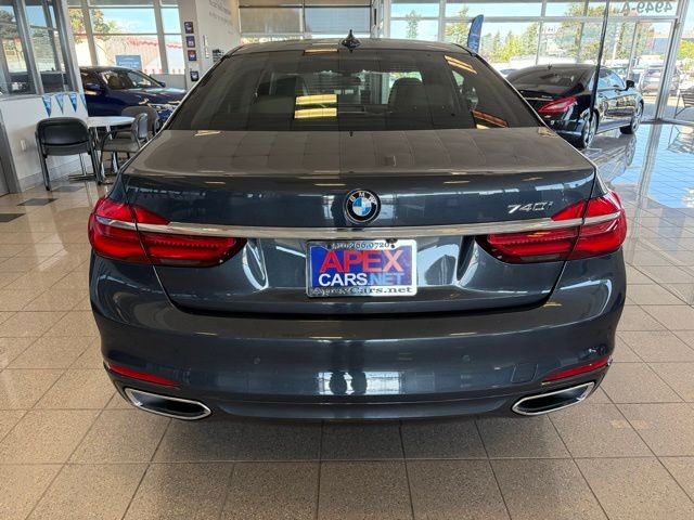 BMW 7 Series Vehicle Full-screen Gallery Image 04