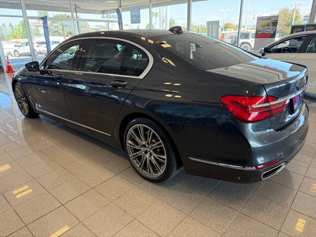BMW 7 Series Vehicle Full-screen Gallery Image 05
