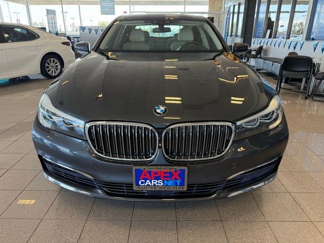 BMW 7 Series Vehicle Full-screen Gallery Image 07