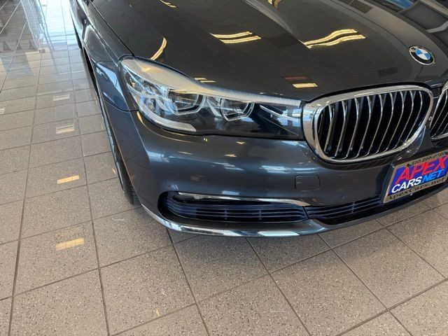 BMW 7 Series Vehicle Full-screen Gallery Image 08