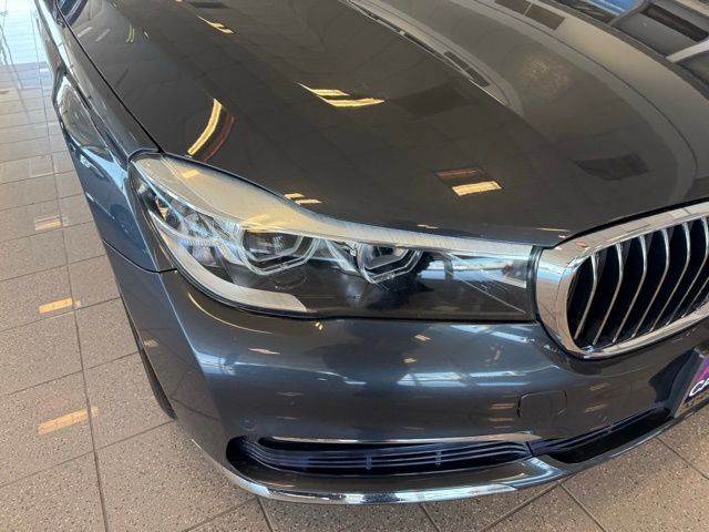 BMW 7 Series Vehicle Full-screen Gallery Image 09