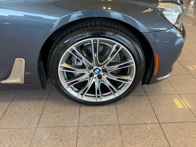 BMW 7 Series Vehicle Full-screen Gallery Image 10