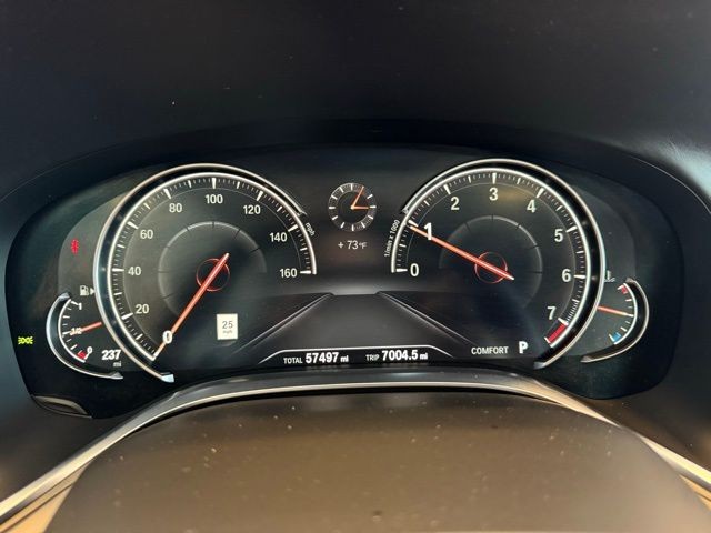 BMW 7 Series Vehicle Full-screen Gallery Image 13