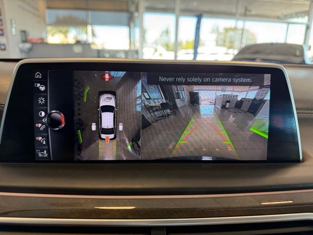 BMW 7 Series Vehicle Full-screen Gallery Image 15