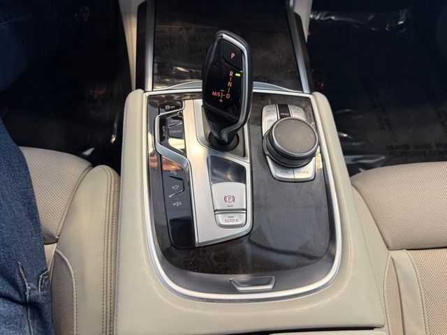 BMW 7 Series Vehicle Full-screen Gallery Image 17