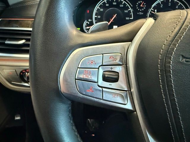 BMW 7 Series Vehicle Full-screen Gallery Image 19