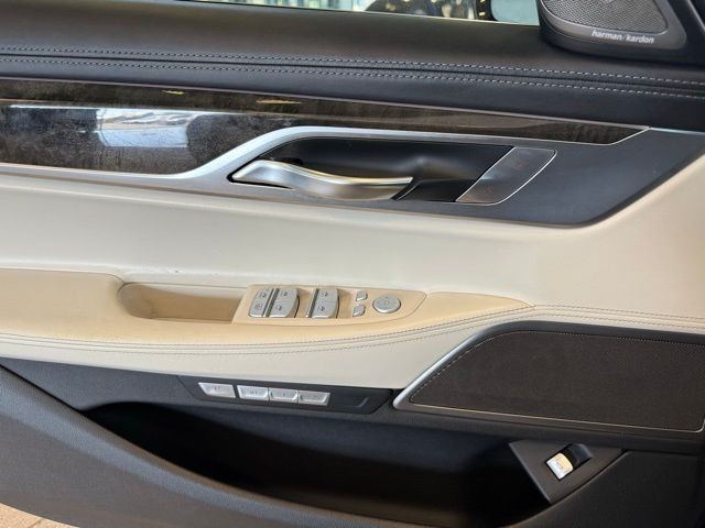 BMW 7 Series Vehicle Full-screen Gallery Image 21