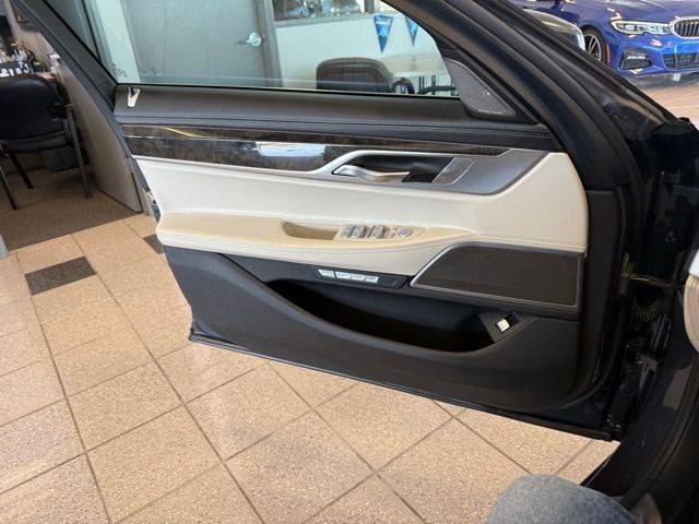 BMW 7 Series Vehicle Full-screen Gallery Image 22