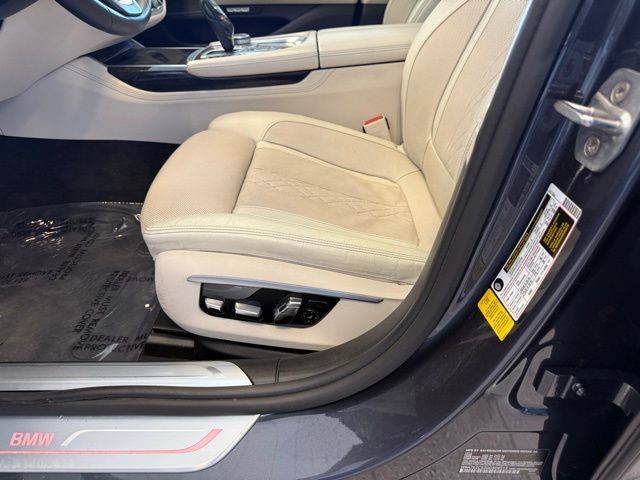 BMW 7 Series Vehicle Full-screen Gallery Image 23