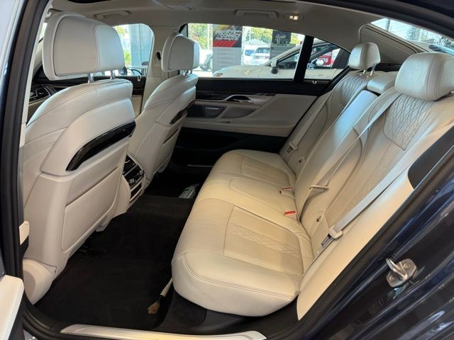 BMW 7 Series Vehicle Full-screen Gallery Image 24