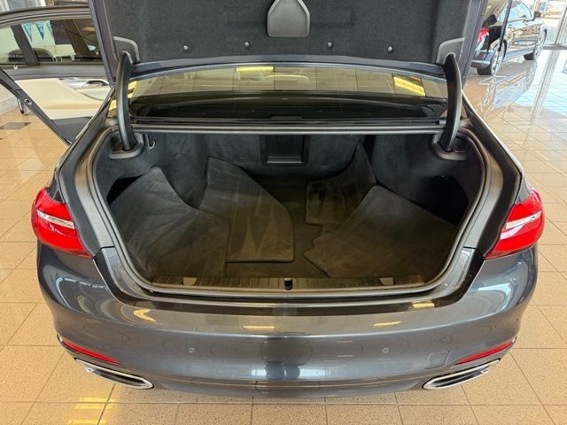 BMW 7 Series Vehicle Full-screen Gallery Image 25